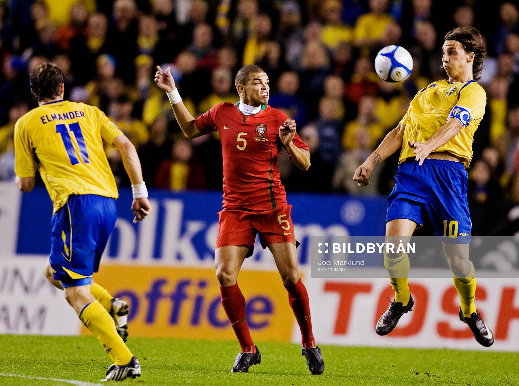 Zlatan Ibrahimovic, Sverige, tar ner bollen framför Pepe,