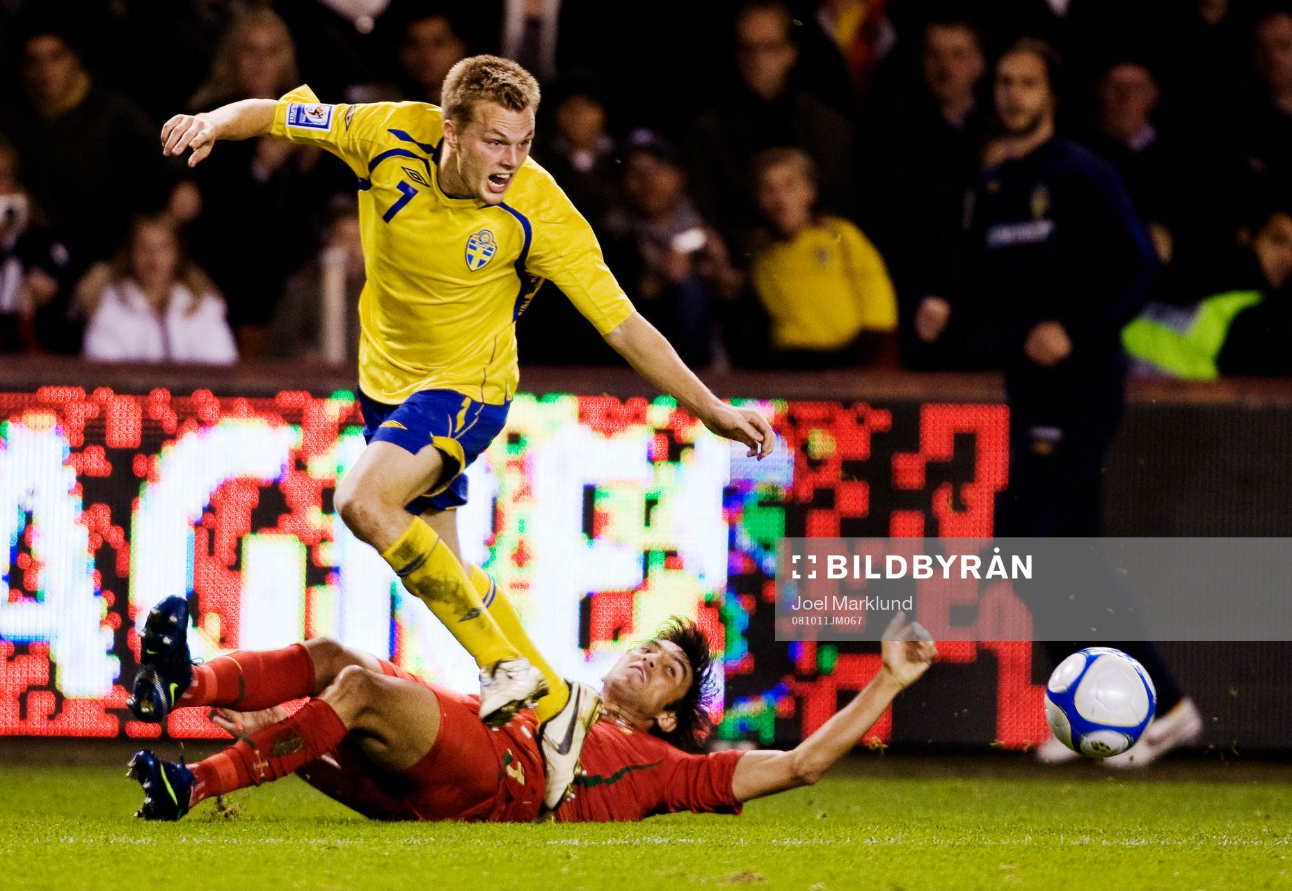 Sebastian Larsson, Sverige, och Paulo Ferreira, Portugal, i