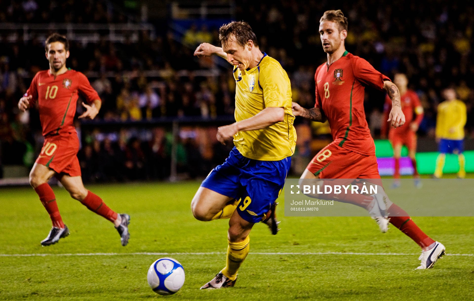Kim Källström, Sverige, dribblar med bollen