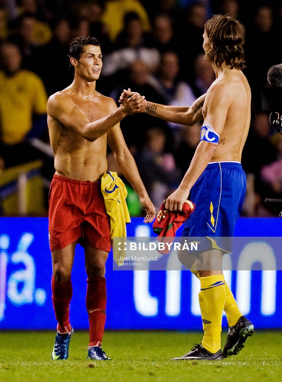  Cristiano Ronaldo, Portugal, och Zlatan Ibrahimovic, Sverige, tackar varandra efter matchen.