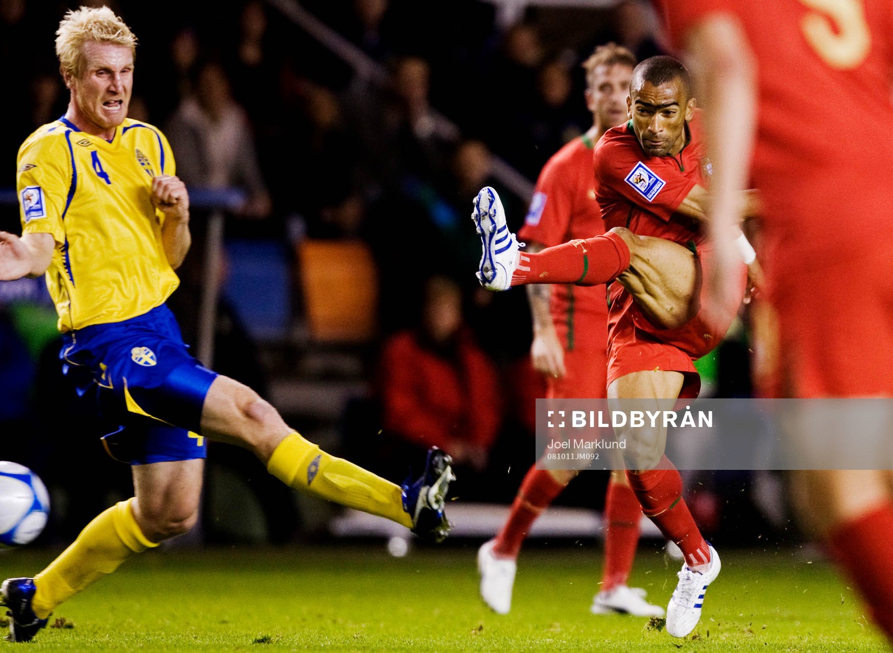 José Bosingwa, Portugal, skjuter förbi Petter Hansson,