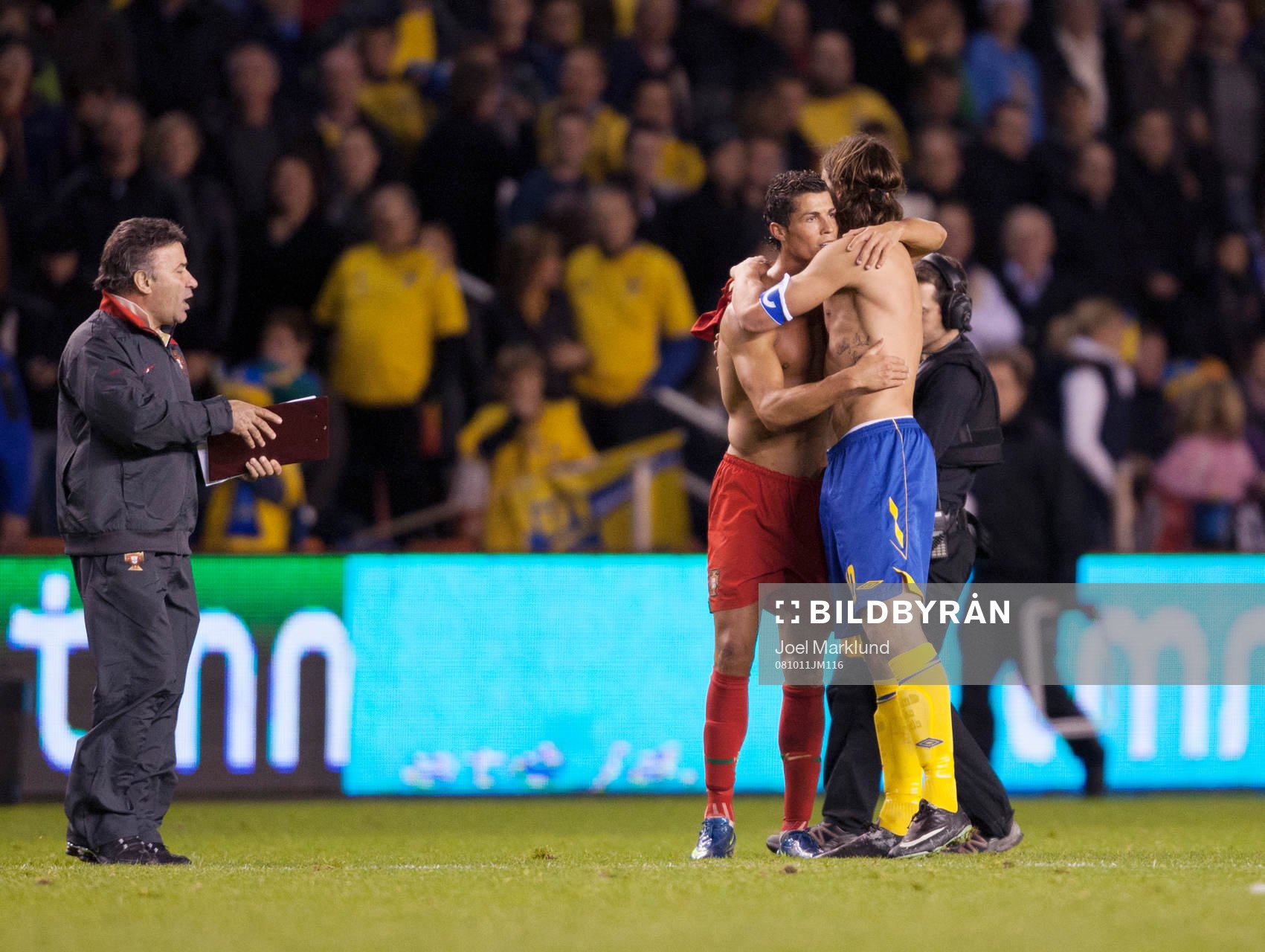 Fotboll, VM-kval, Sverige - Portugal: Cristiano Ronaldo, Portugal och Zlatan Ibrahimovic, Sverige tackar varandra efter matchen.
© Bildbyrån - 85260 - 