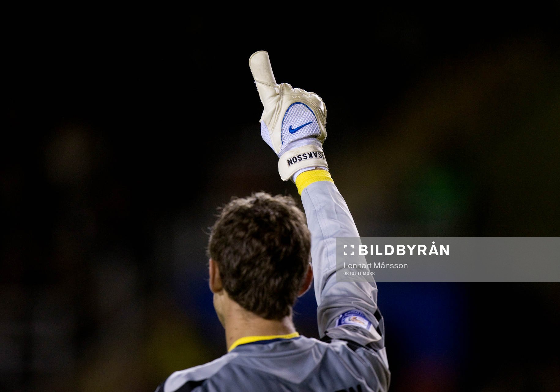 Andreas Isaksson, målvakt. Hand, handske, pekar