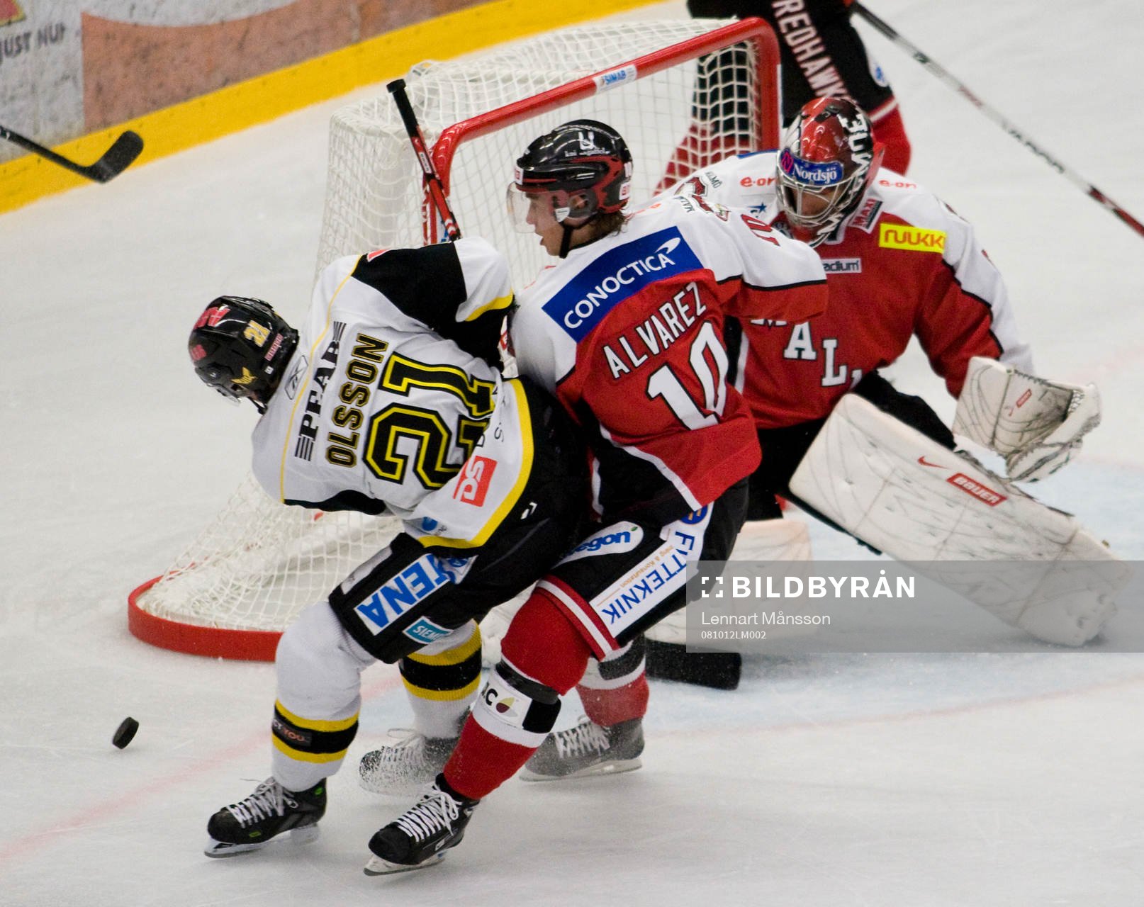 Kalle Olsson framme och oroar målvakten Henrik Karlsson