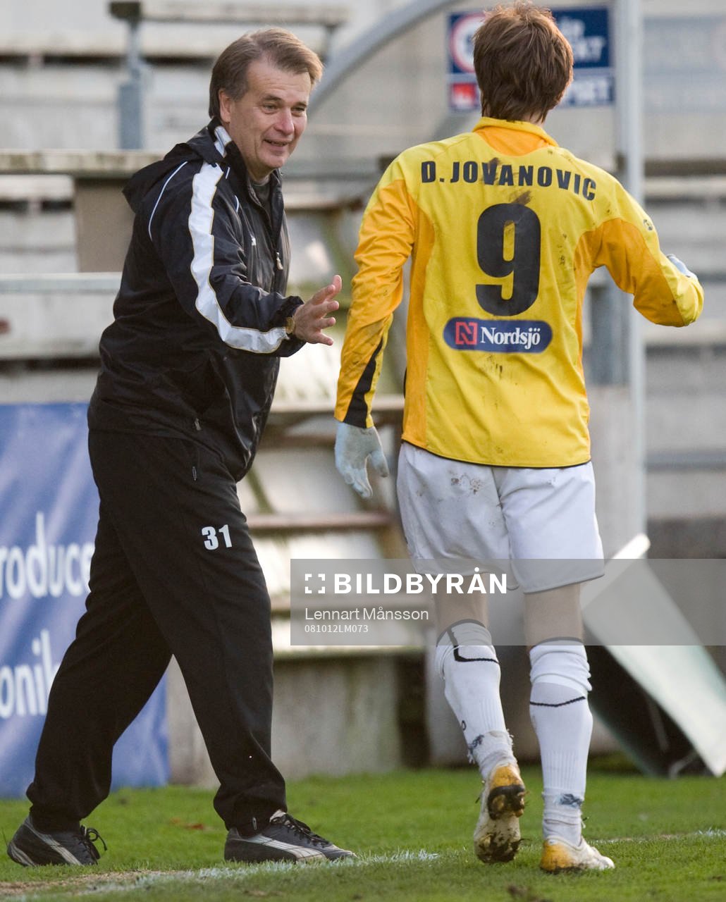 IFK-tränaren Bo Mårtensson tackar 2-målsskytten Daniel