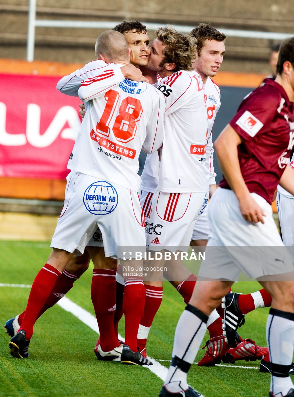 Shepyim Hasani har satt en straff och gratuleras med en