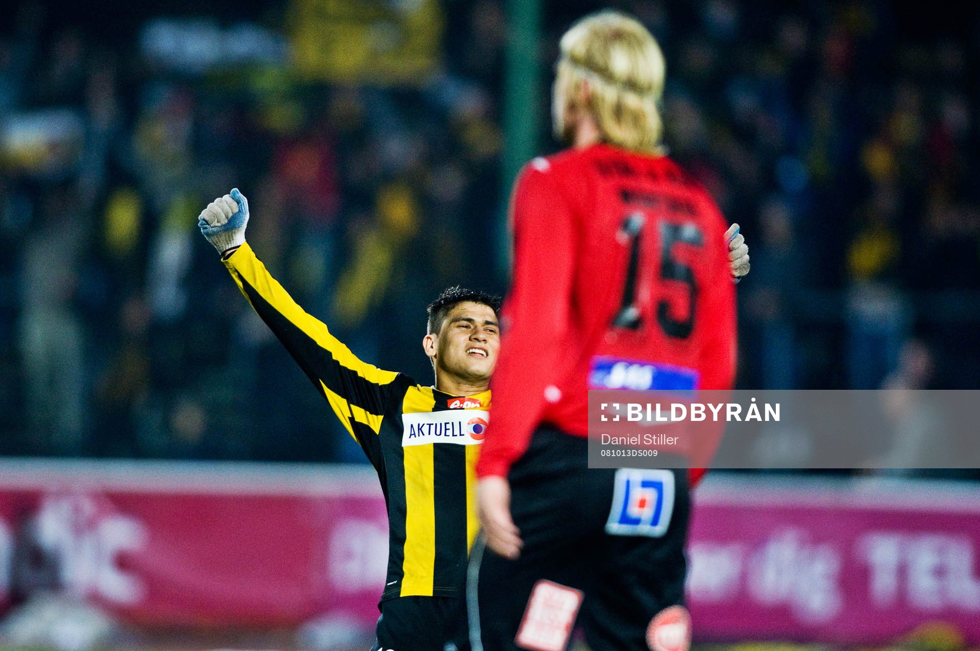  Paulinho jubel efter segern. Robin Cederberg i Mjällby är inte lika glad