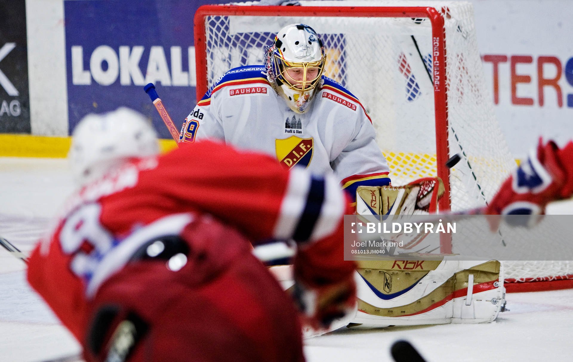 Topi Jaakola, Södertälje, skjuter pucken utanför Stefan