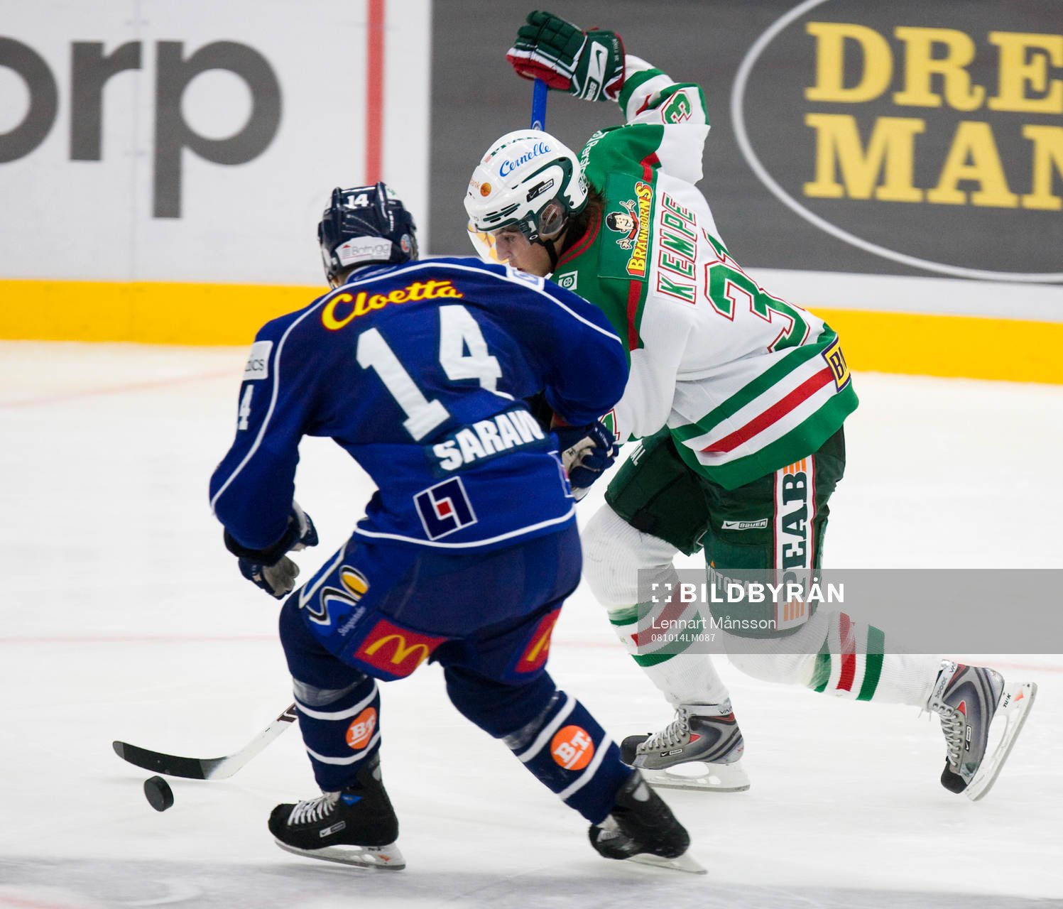 Mario Kempe trampar förbi Pekka Saravo