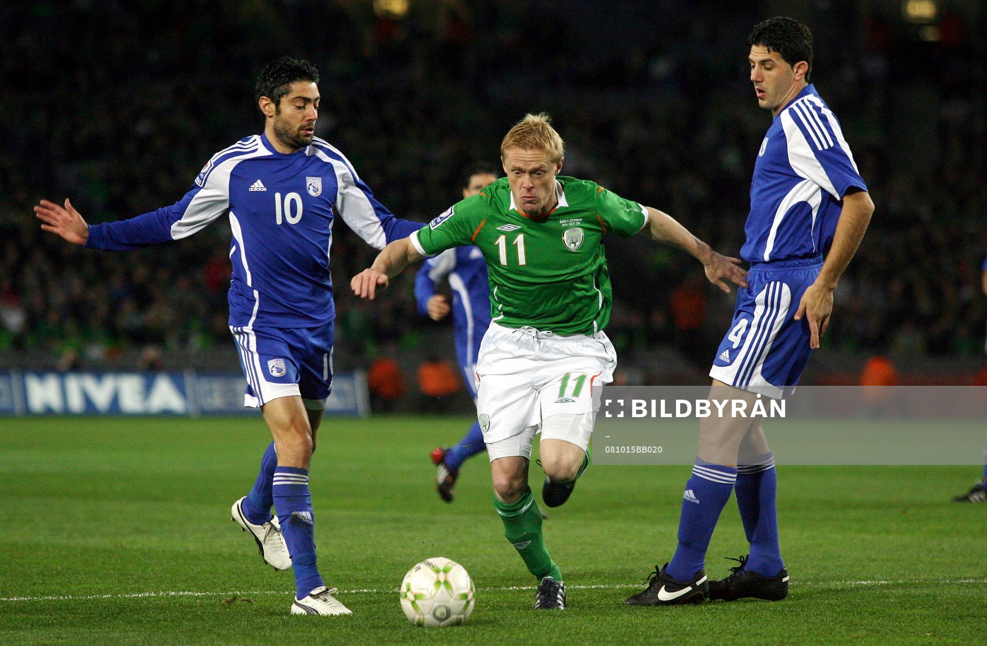  Damien Duff, Irland, smiter emellan Alexandreas Constantinou och Lambros Lambrou, Cypern.