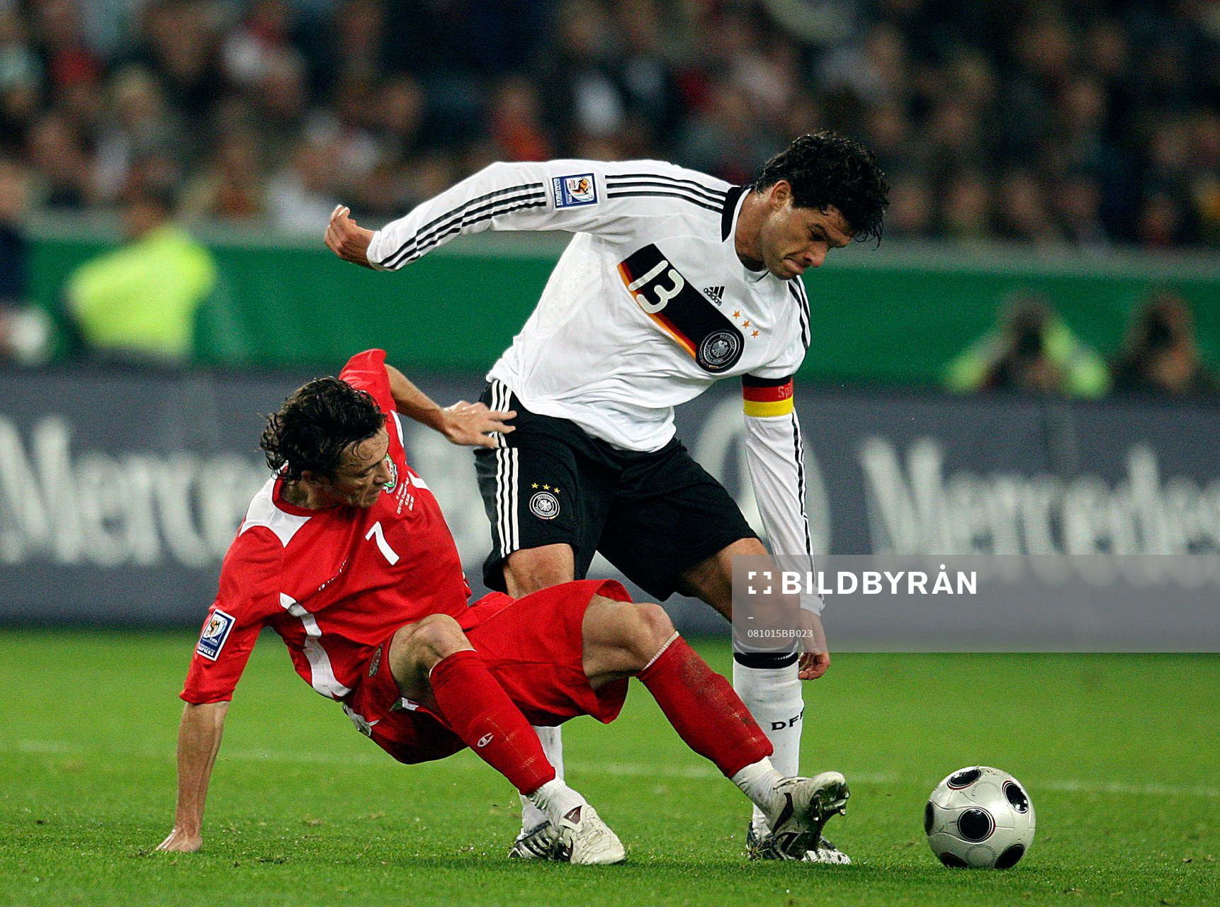 Michael Ballack, Tyskland och Simon Davies, Wales, i