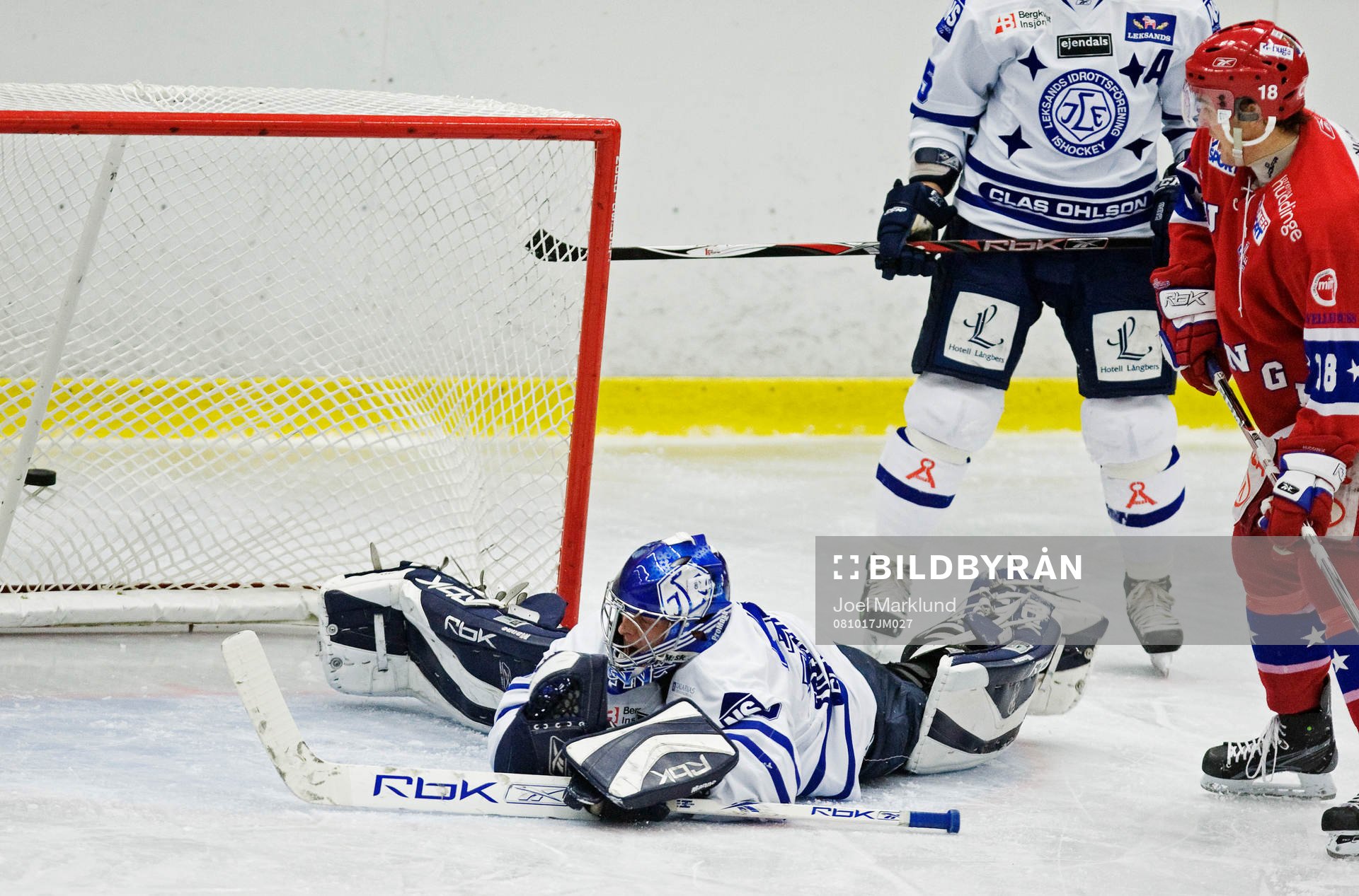 Emanuel Fredrikson, målvakt, Leksand, släpper in ett
