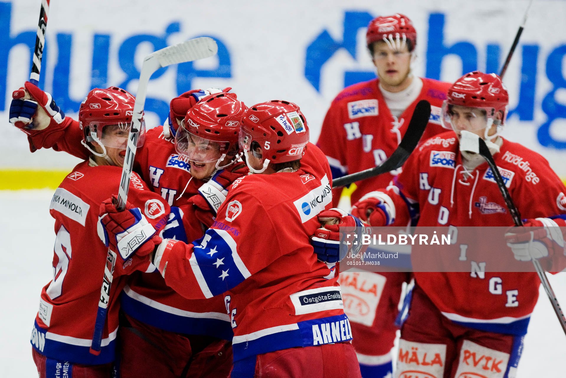 Jubel bland Huddinge-spelarna
