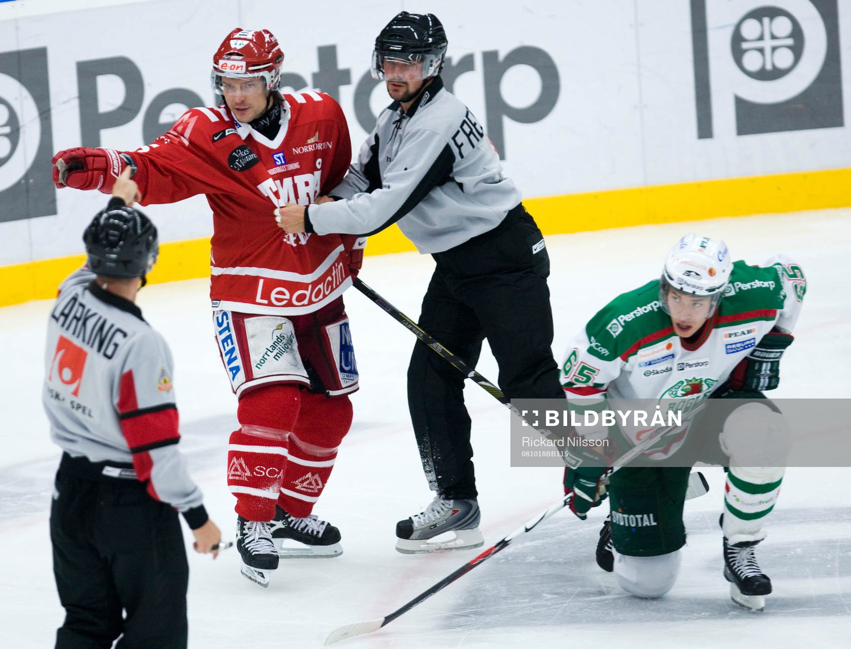 Toni Mäkiaho, Timrå, får matchstraff. På isen Andrèe