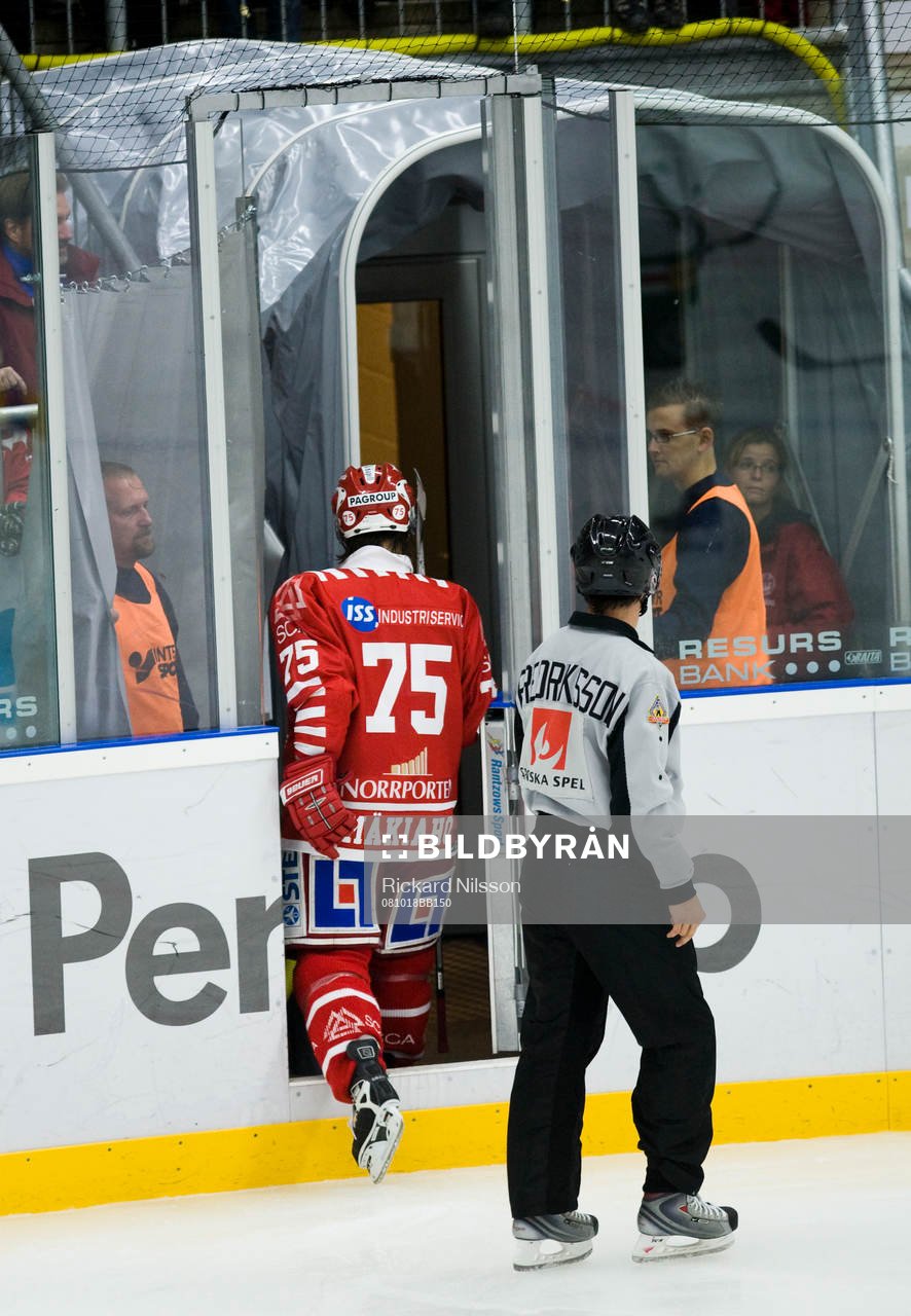Toni Mäkiaho, Timrå, får matchstraff