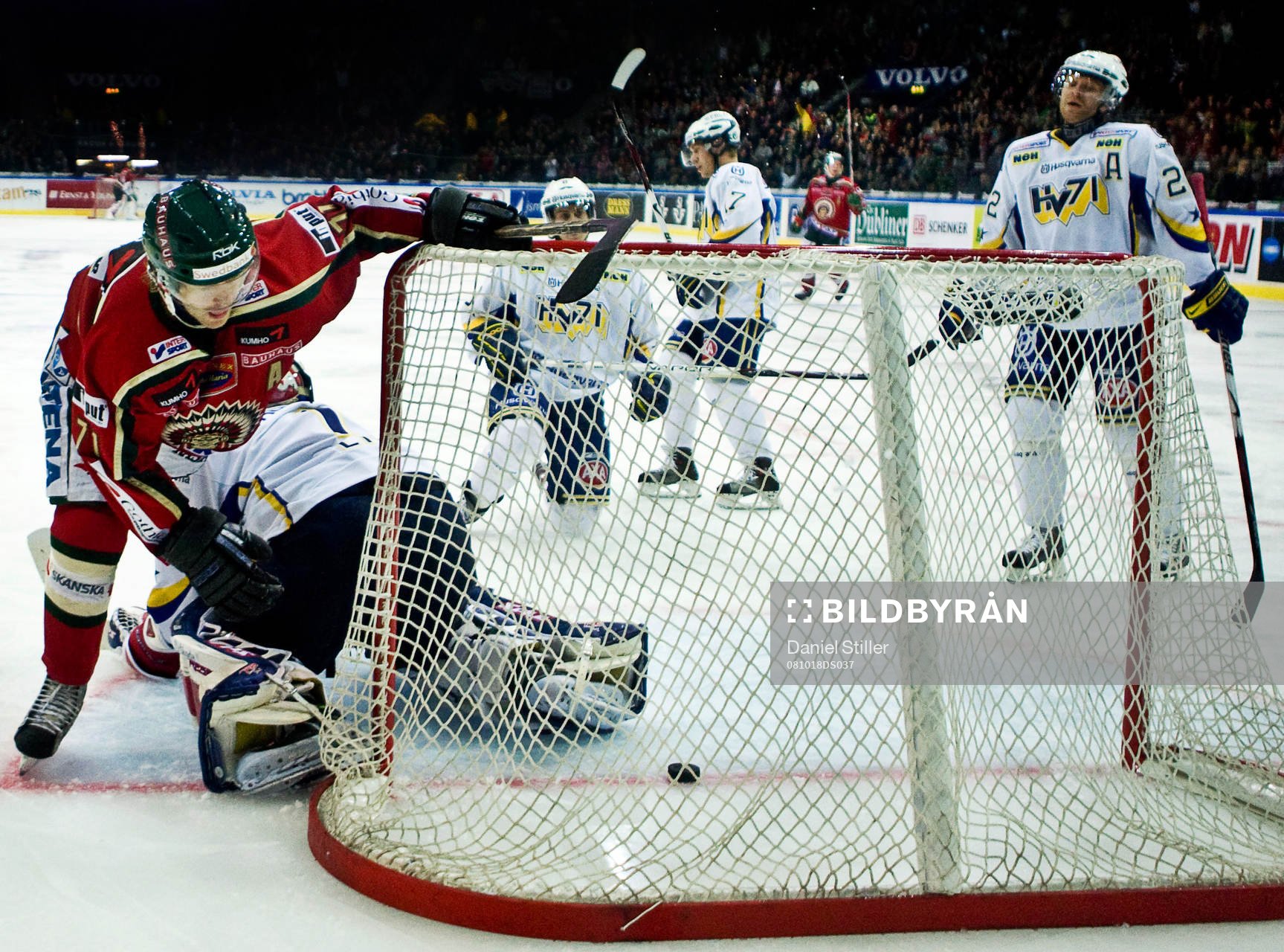David Petrasek, HV71, ser pucken gå in bakom Stefan Livh.