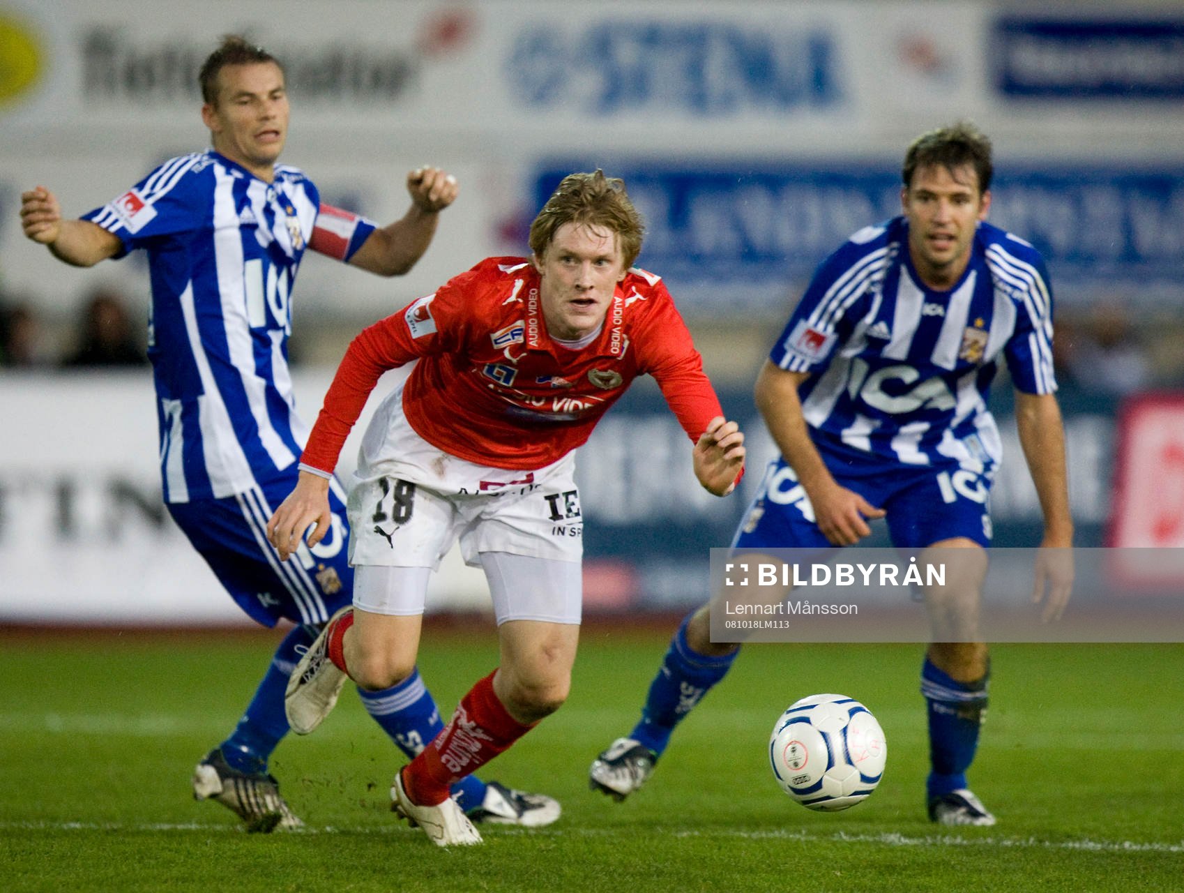 Rasmus Elm trycker sig mellan Niclas Alexandersson och