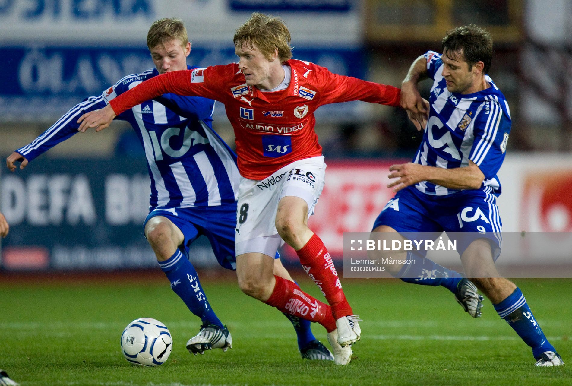 Rasmus Elm trycker sig mellan Sebastian Eriksson och Stefan