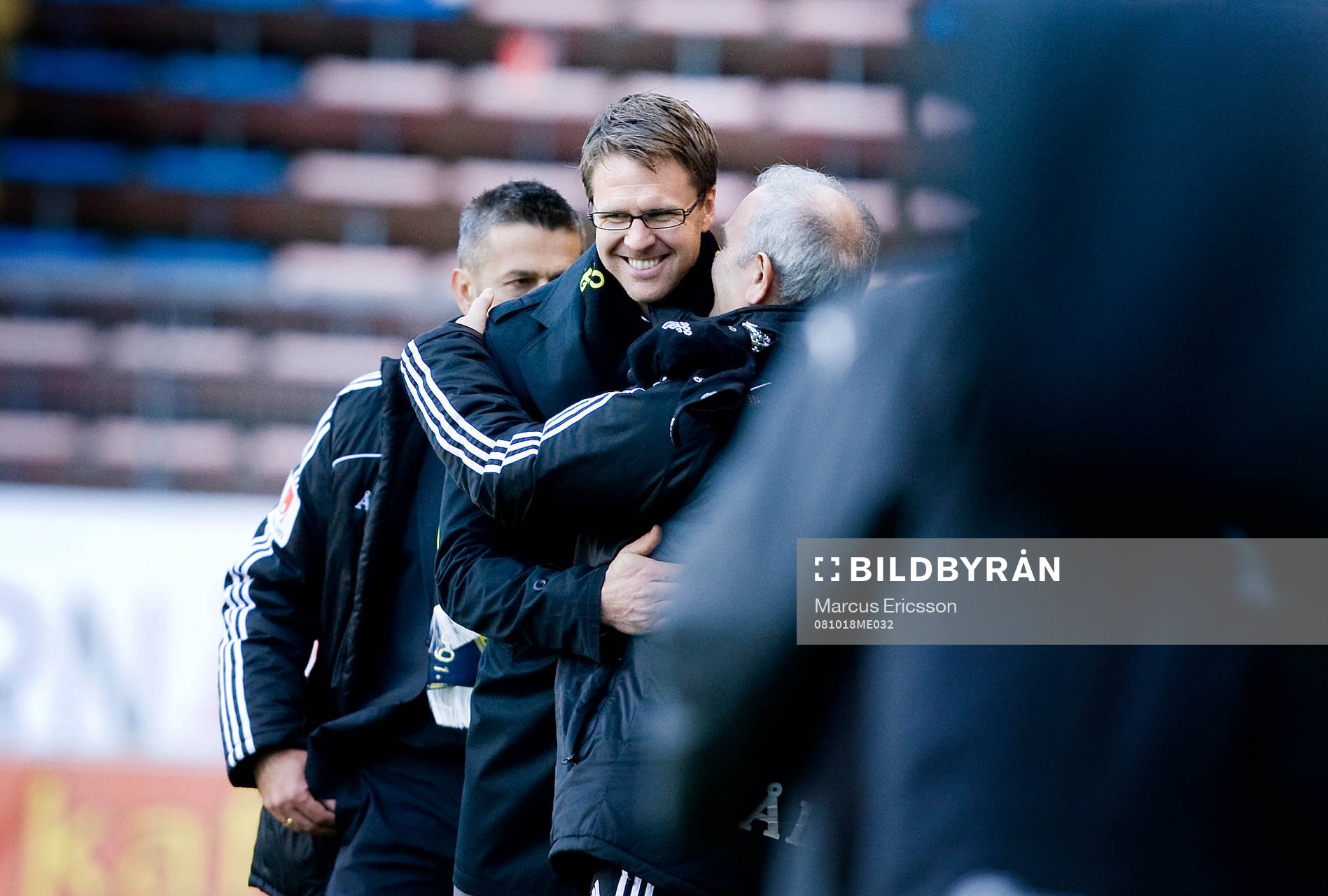 Rikard Norling, tränare AIK, kramas om