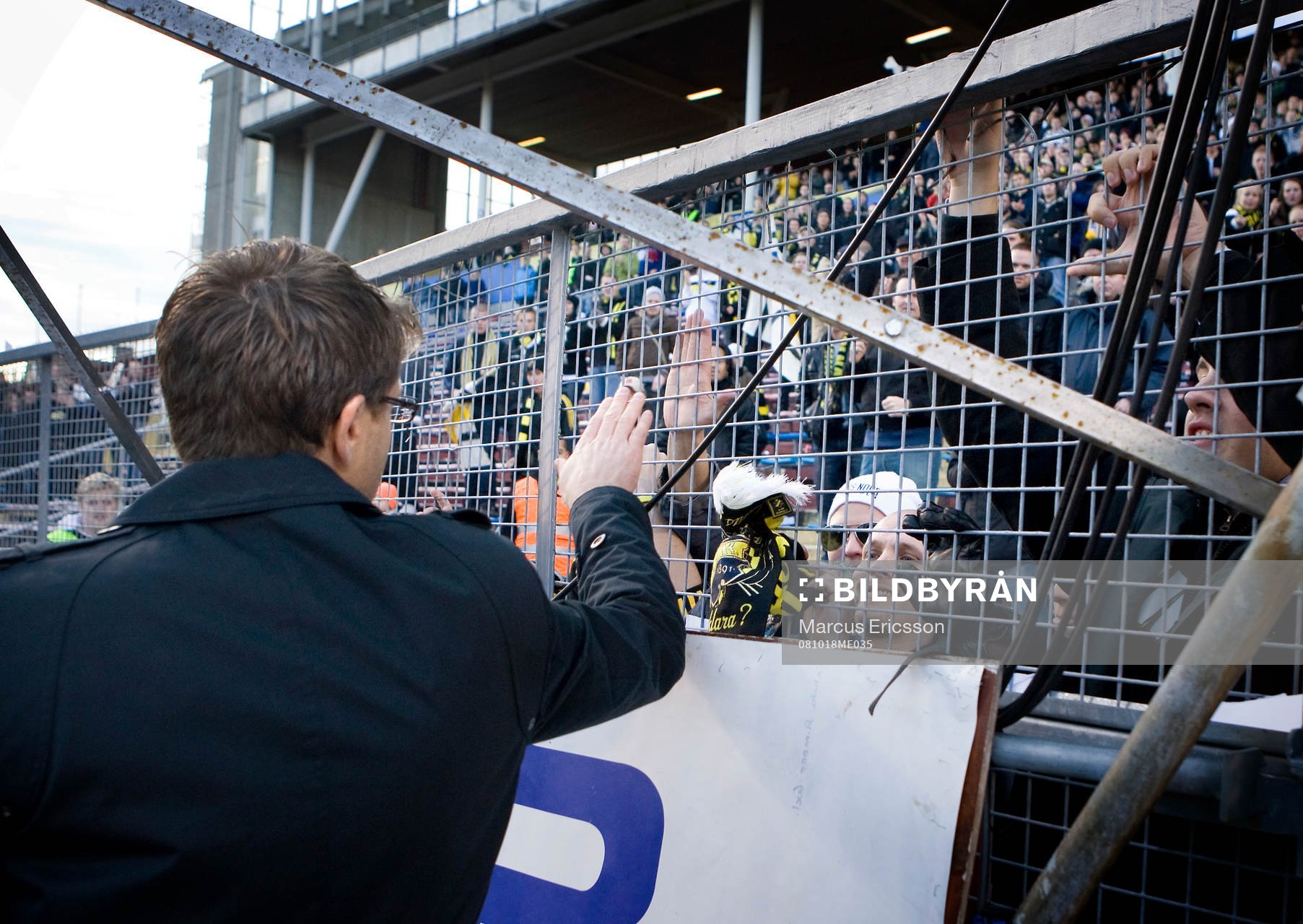 Rikard Norling, tränare lämnar över sin halsduk till