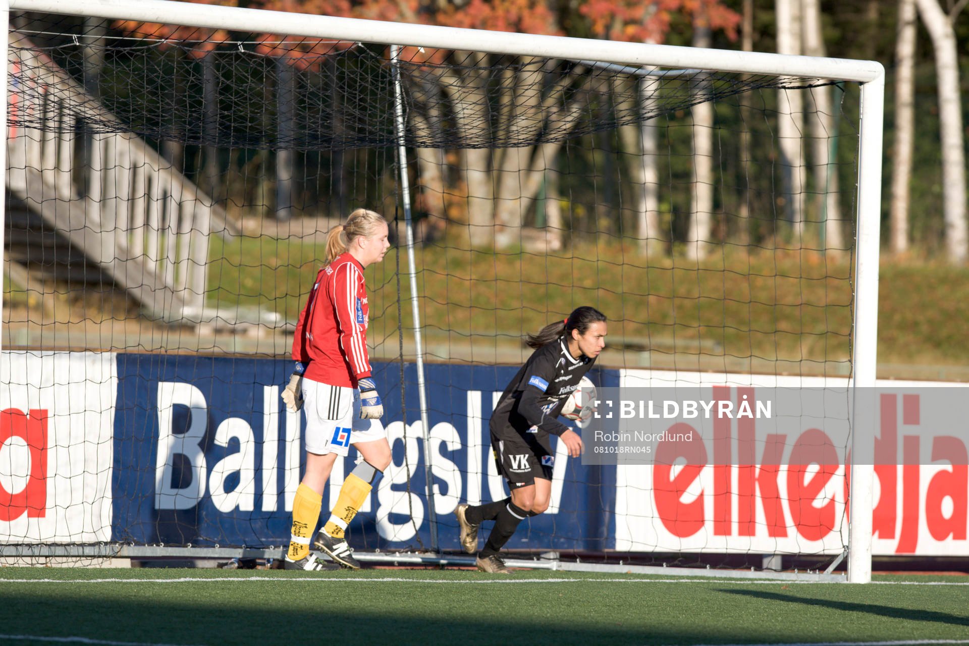 Marta Viera Da Silva, Umeå och Veronika Svensson, Målvakt