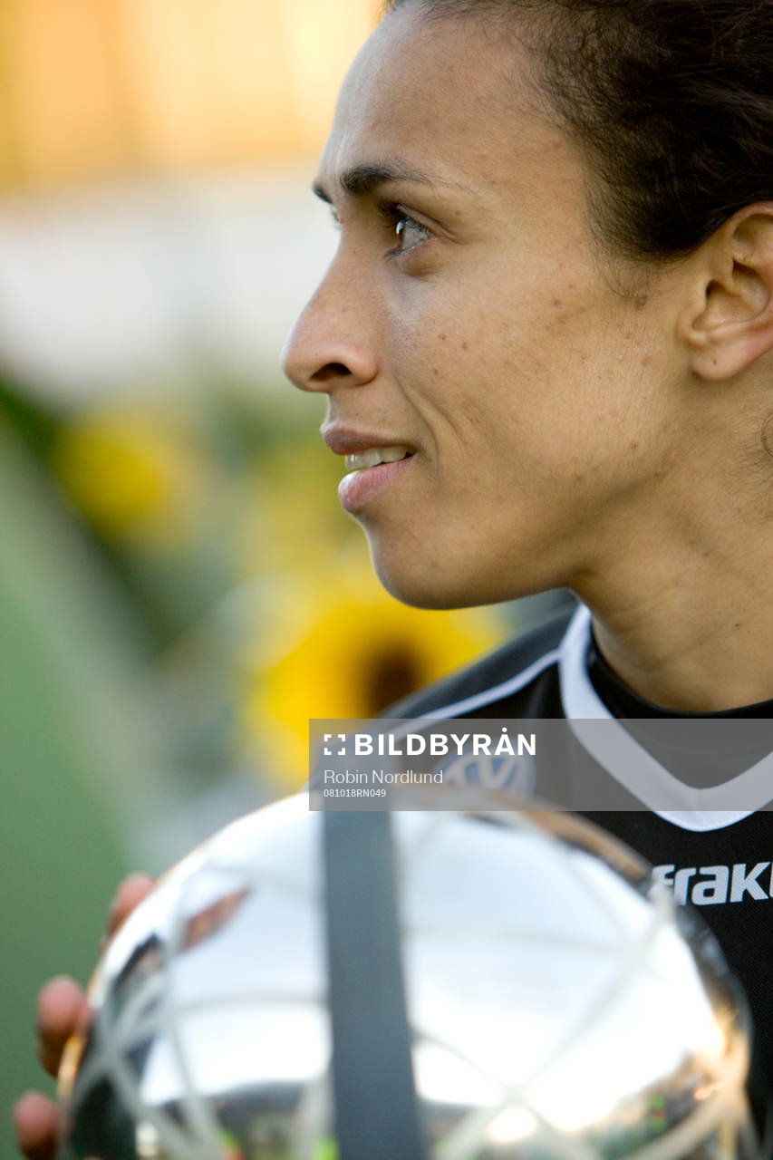 Marta med segerpokalen, pokal
