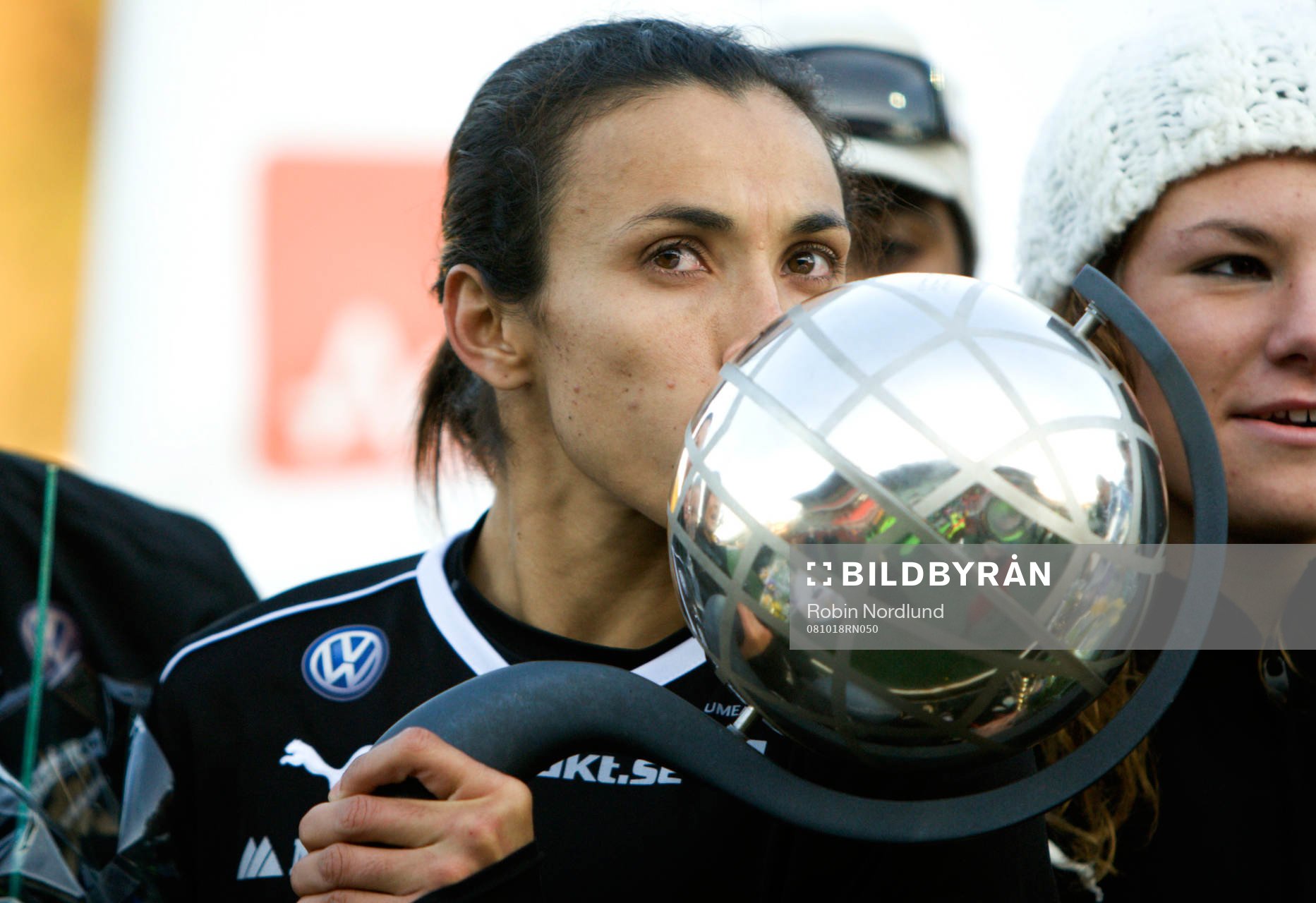  Marta med segerpokalen, pokal. Svenska Mästare, SM-guld.
