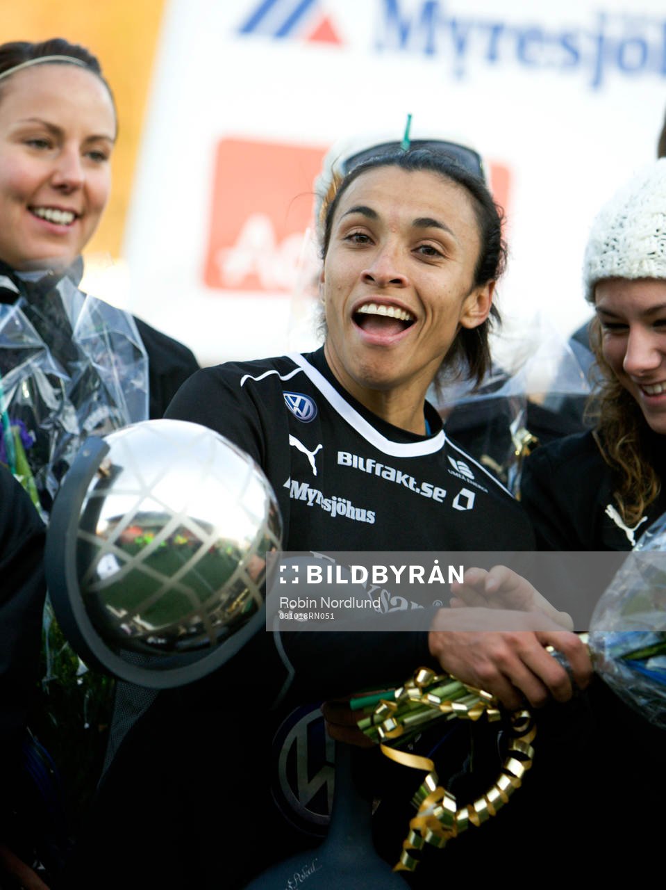  Marta med segerpokalen, pokal. Svenska Mästare, SM-guld, jubel, glädje.