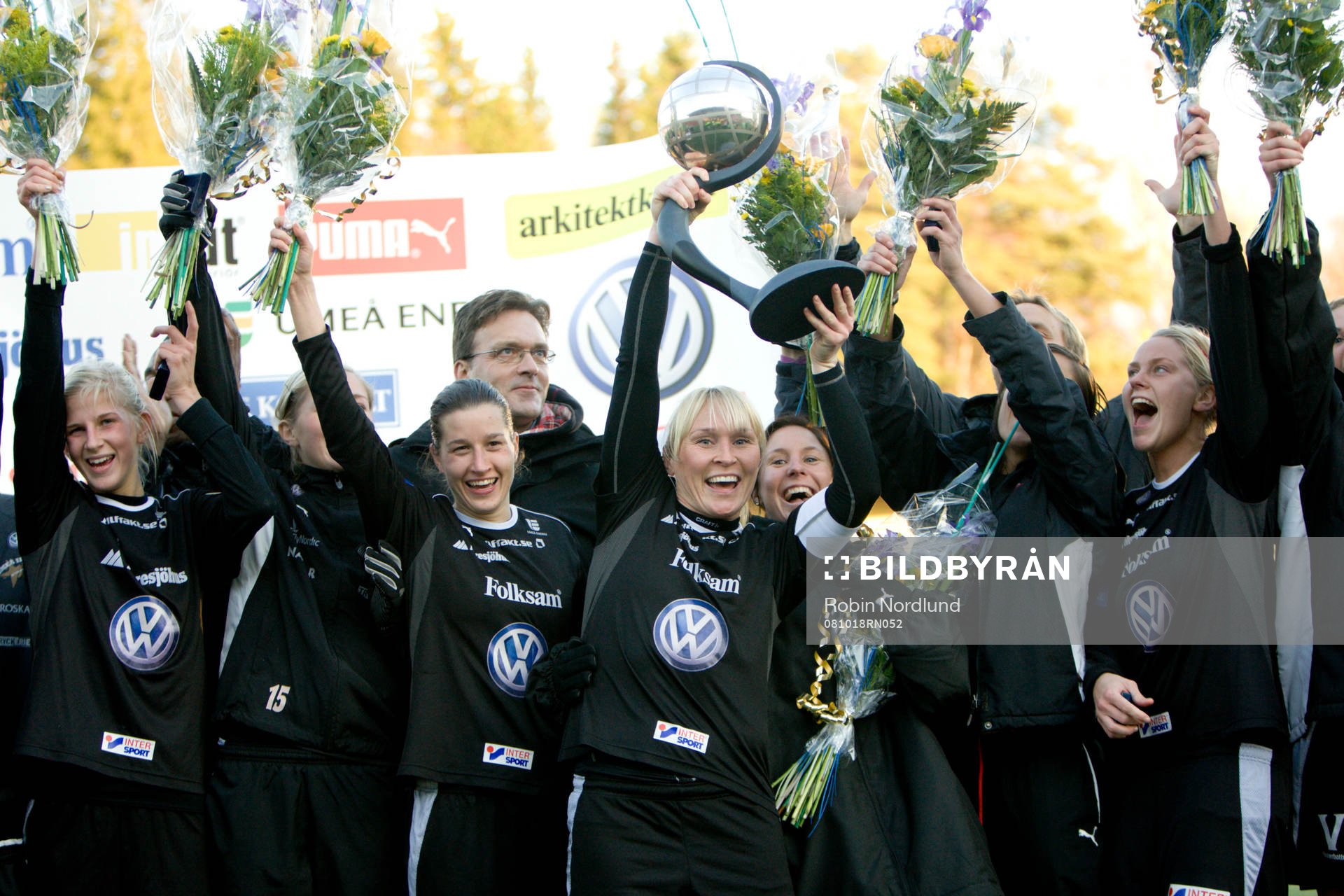  Frida Östeberg, Umeå lyfter pokalen. Pokal, jubel, glädje.
