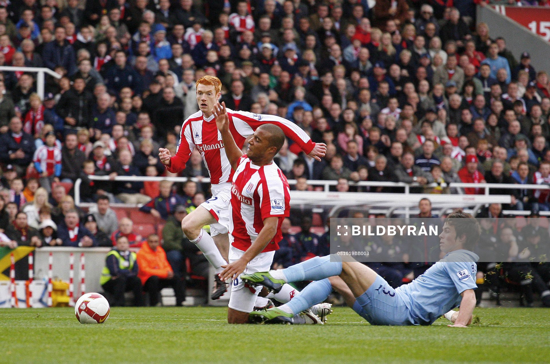 Gareth Bale, Tottenham, ger Tom Soares, Stoke, en rejäl