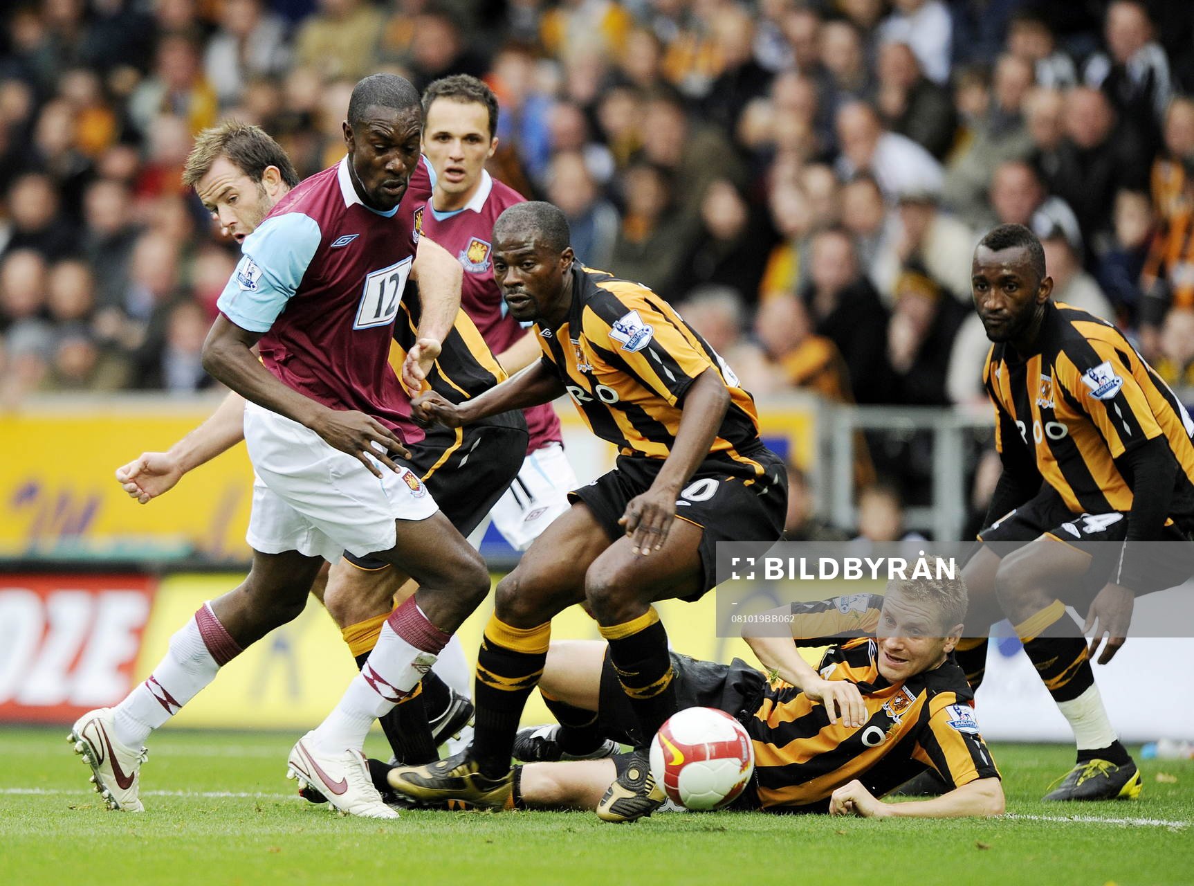  Carlton Cole, West Ham med George Boateng och Andy Dawson, Wigan.