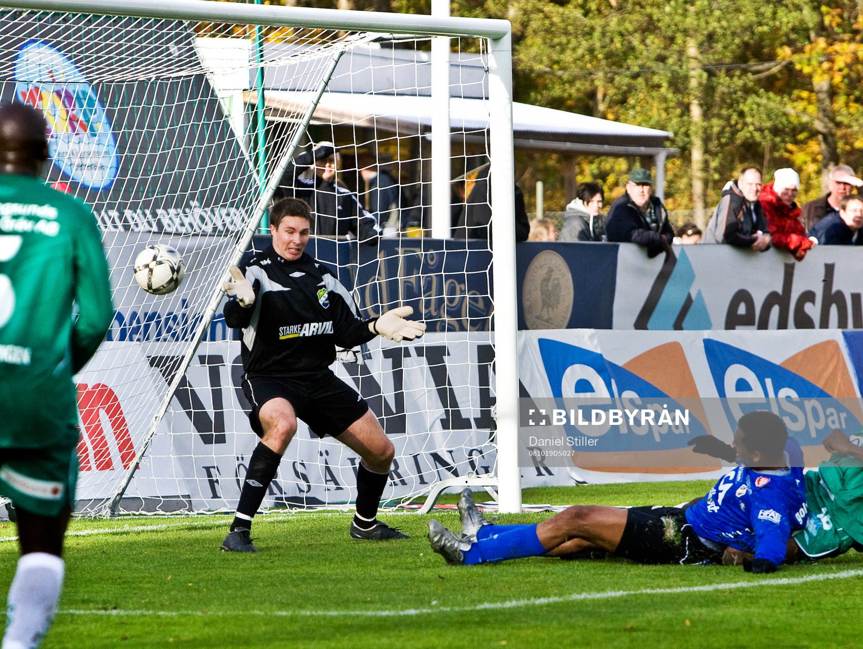 Anselmo gör 1-0 för Halmstad. Colin Burns, målvakt