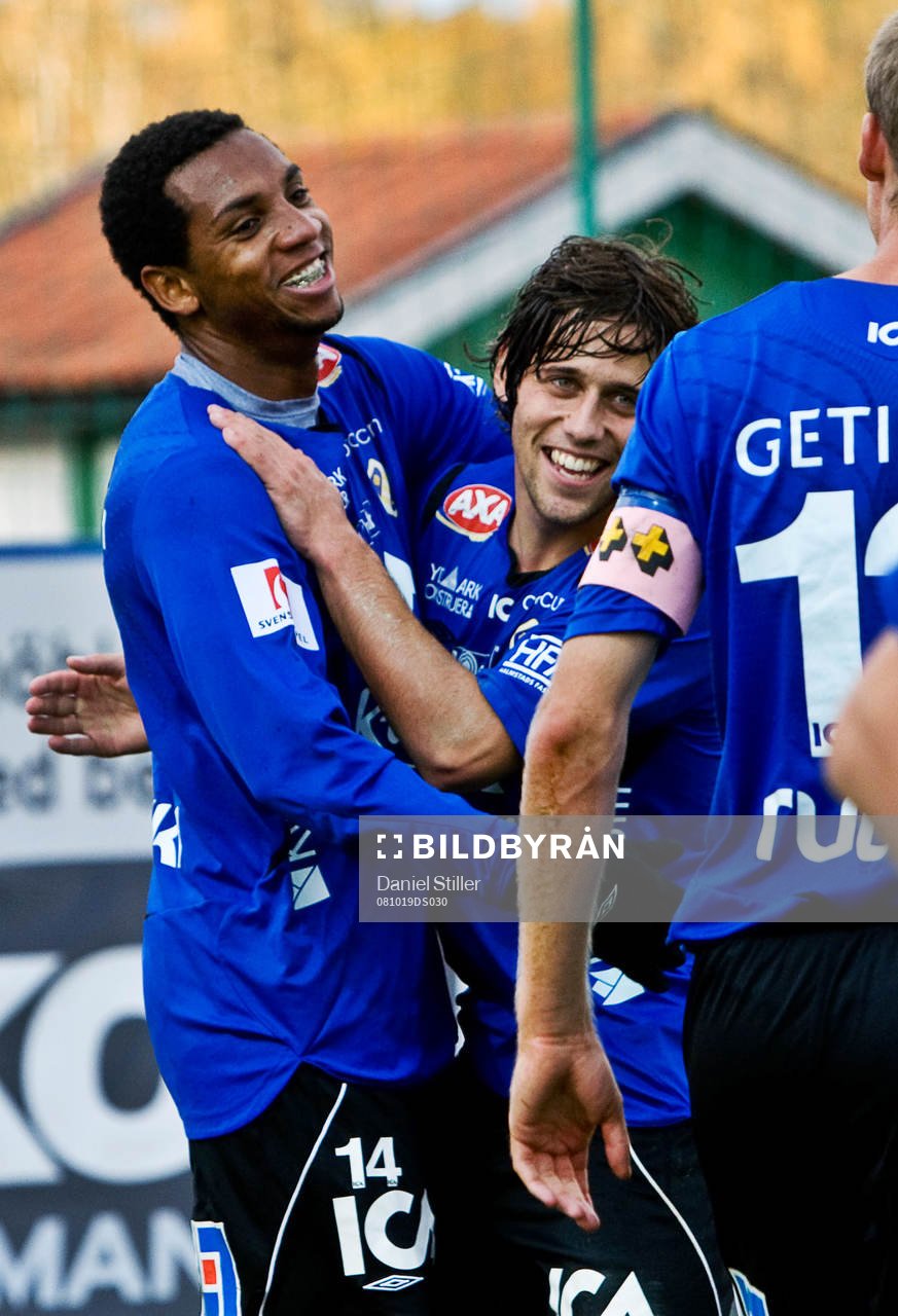 Anselmo gör 1-0 för Halmstad. Michael Görlitz gratulerar