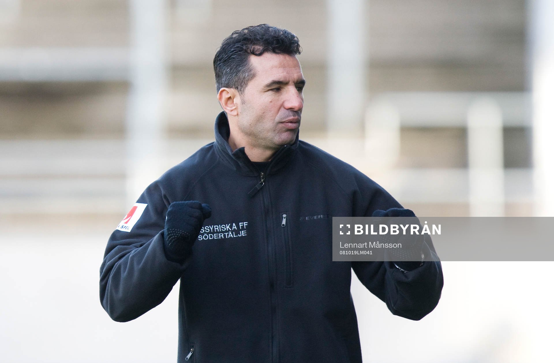 Edmond Lutaj, tränare, gör segergest när slutsignalen