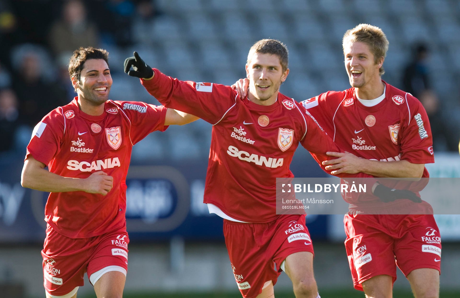 0-1, Dennis Östlundh, som grattas av Stefan Batan och Andi