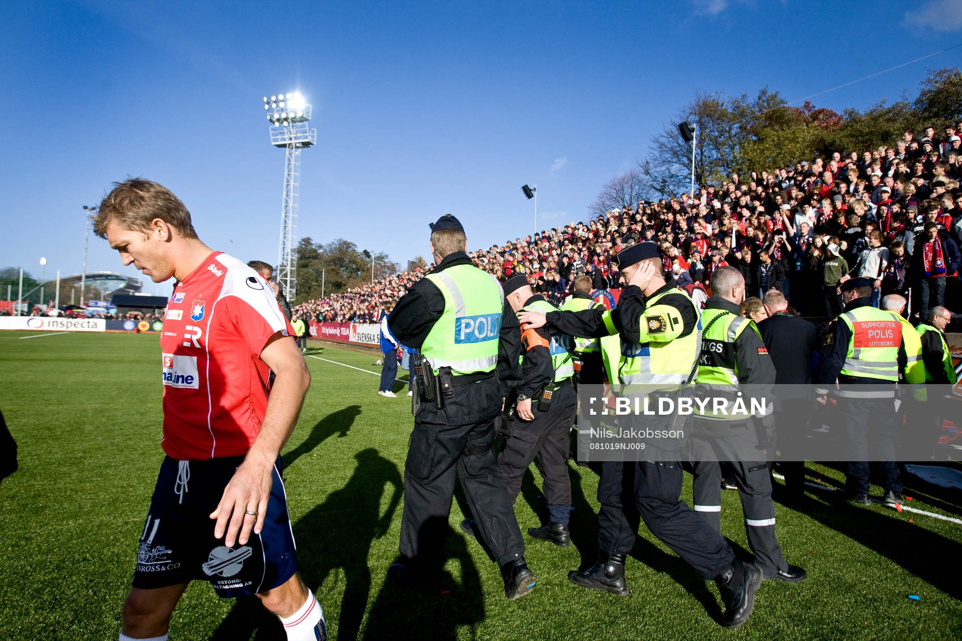 Räcket gav vika och läktaren rasade samman. Matchen fick
