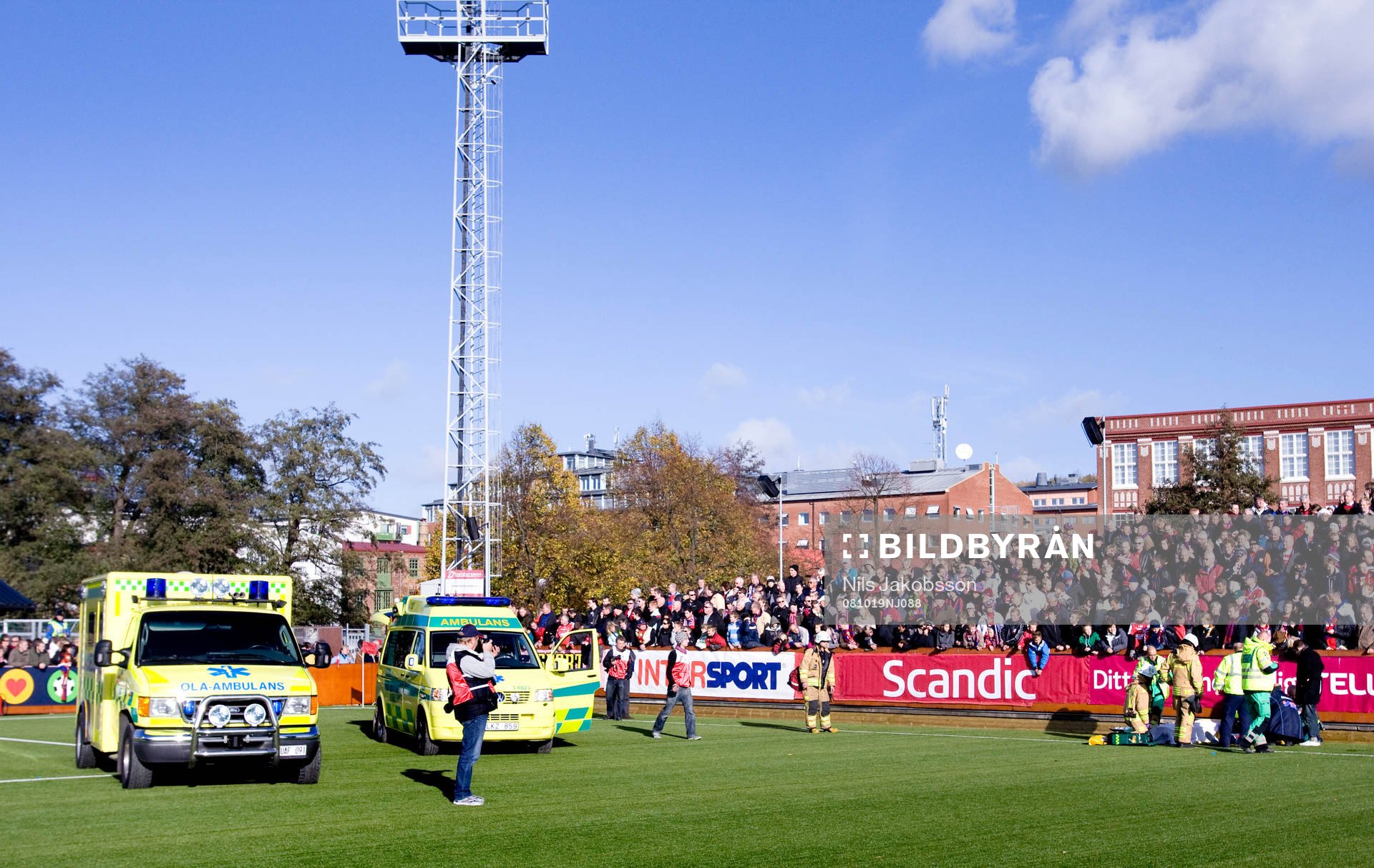 Läktaren gav vika och en person fördes till sjukhus i