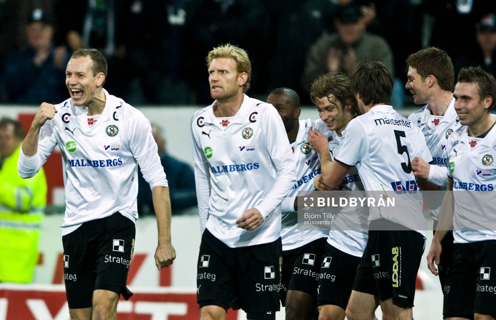  Kim Olsen, Sebastian Henriksson och Roni Porokara, Örebro efter 3-1 och seger. Jubel, glädje.