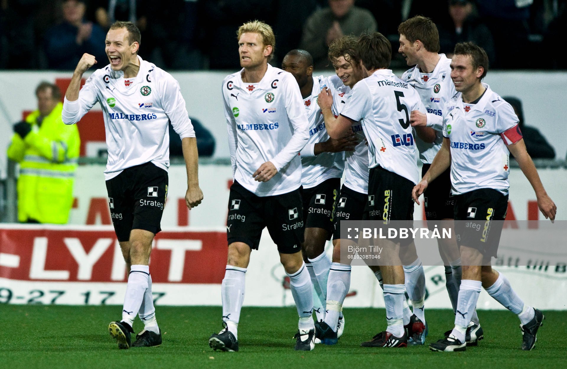  Kim Olsen, Sebastian Henriksson och Roni Porokara, Örebro efter 3-1 och seger. Jubel, glädje.