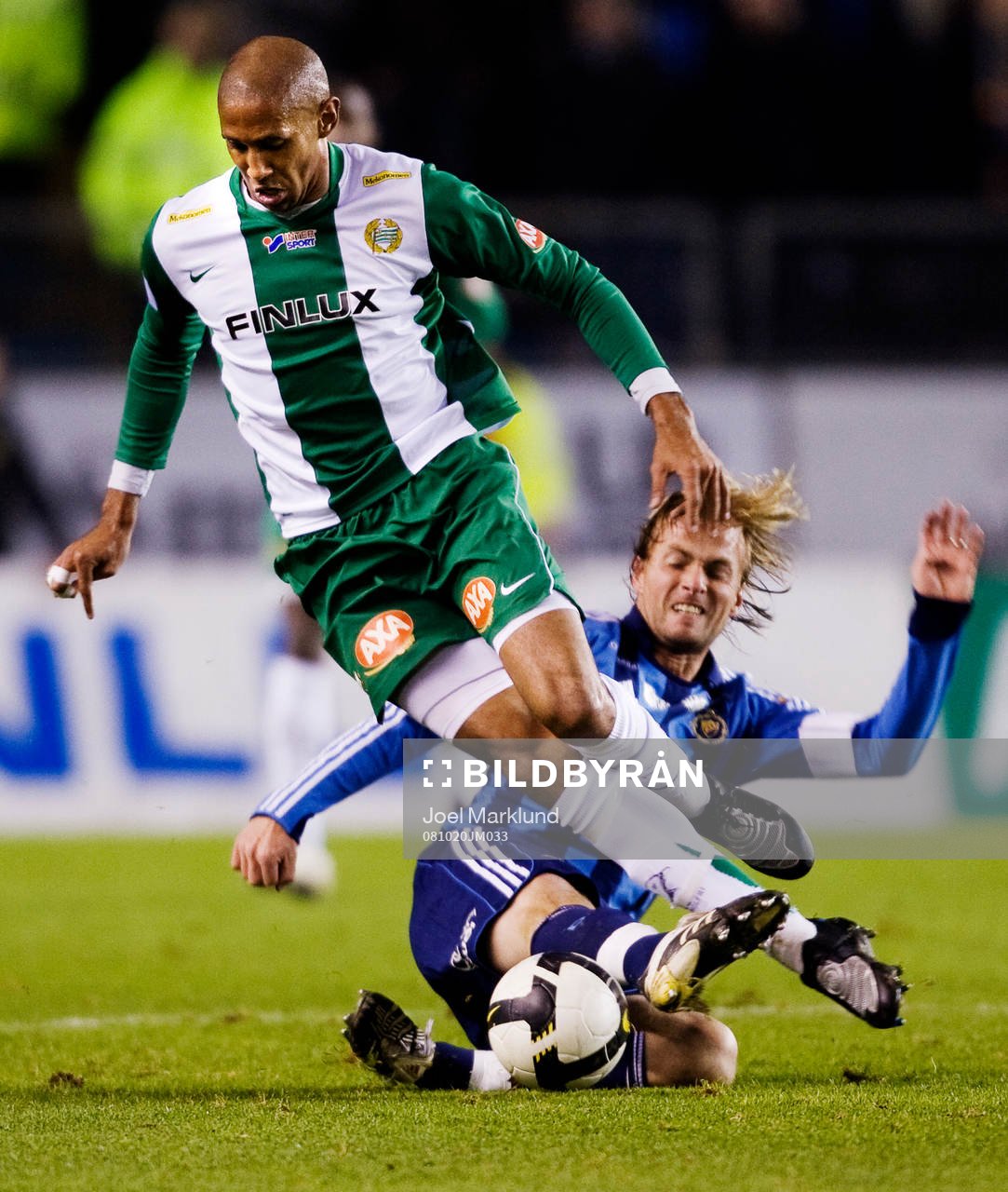 Markus Johannesson, Djurgården, tacklar Nathan Paulse,
