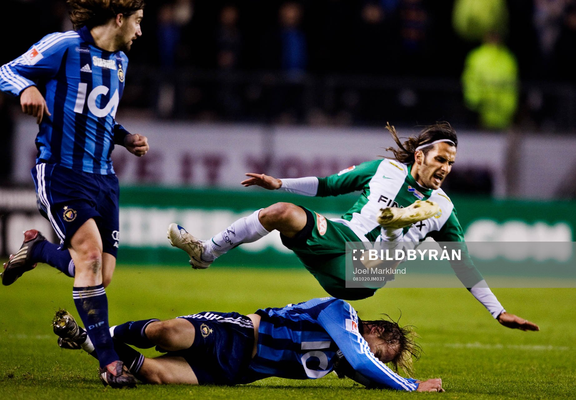 Erkan Zengin, Hammarby, flyger över Markus Johannesson,