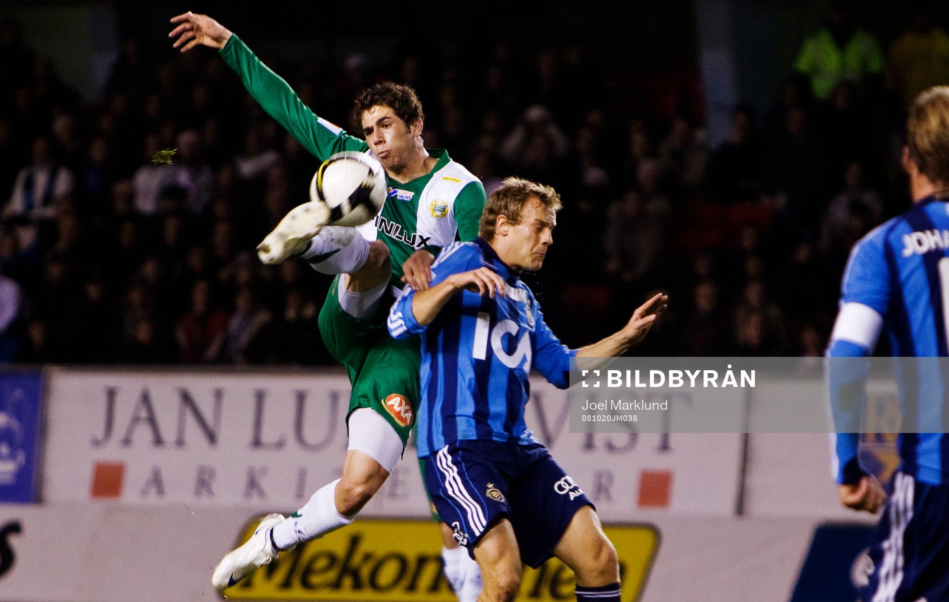 Carlos Gaete, Hammarby, skjuter mot mål på en hörna