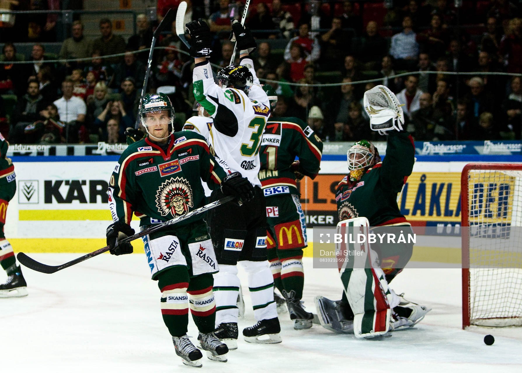 Lee Goren, Färjestad. Johan Holmqvist, målvakt Frölunda