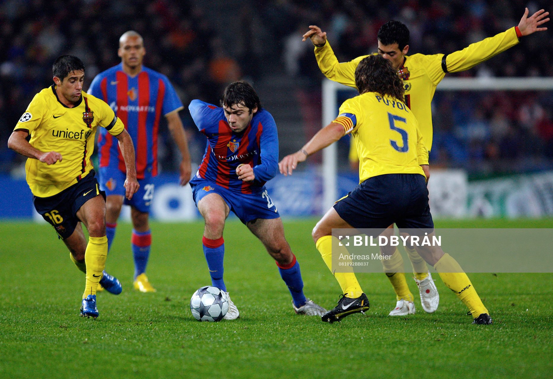  Ivan Ergic, Sylvinho och Carles Puyol.