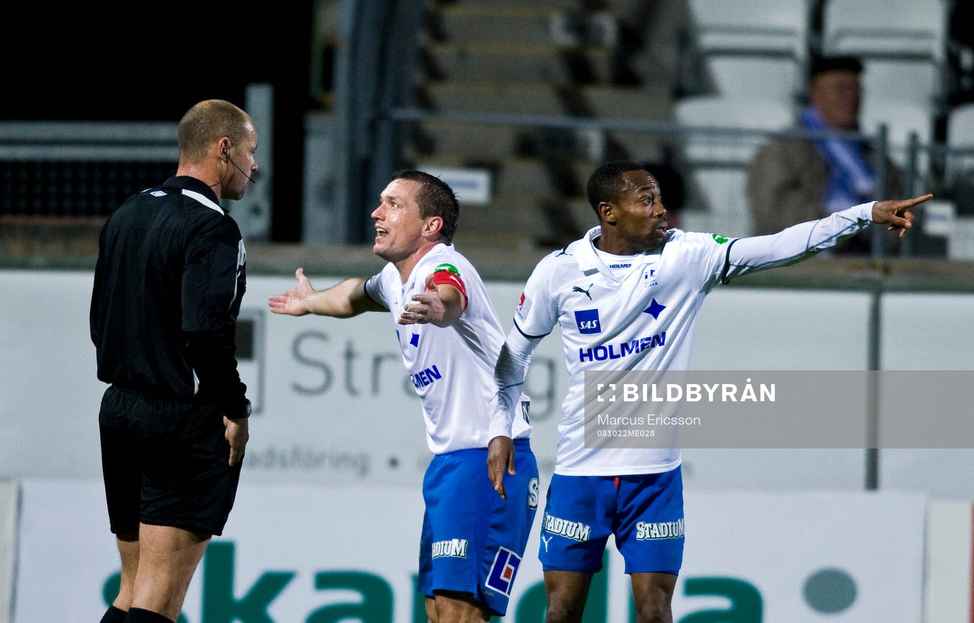 Mikael Blomberg, och Kevin Amuneke, Norrköping, diskuterar