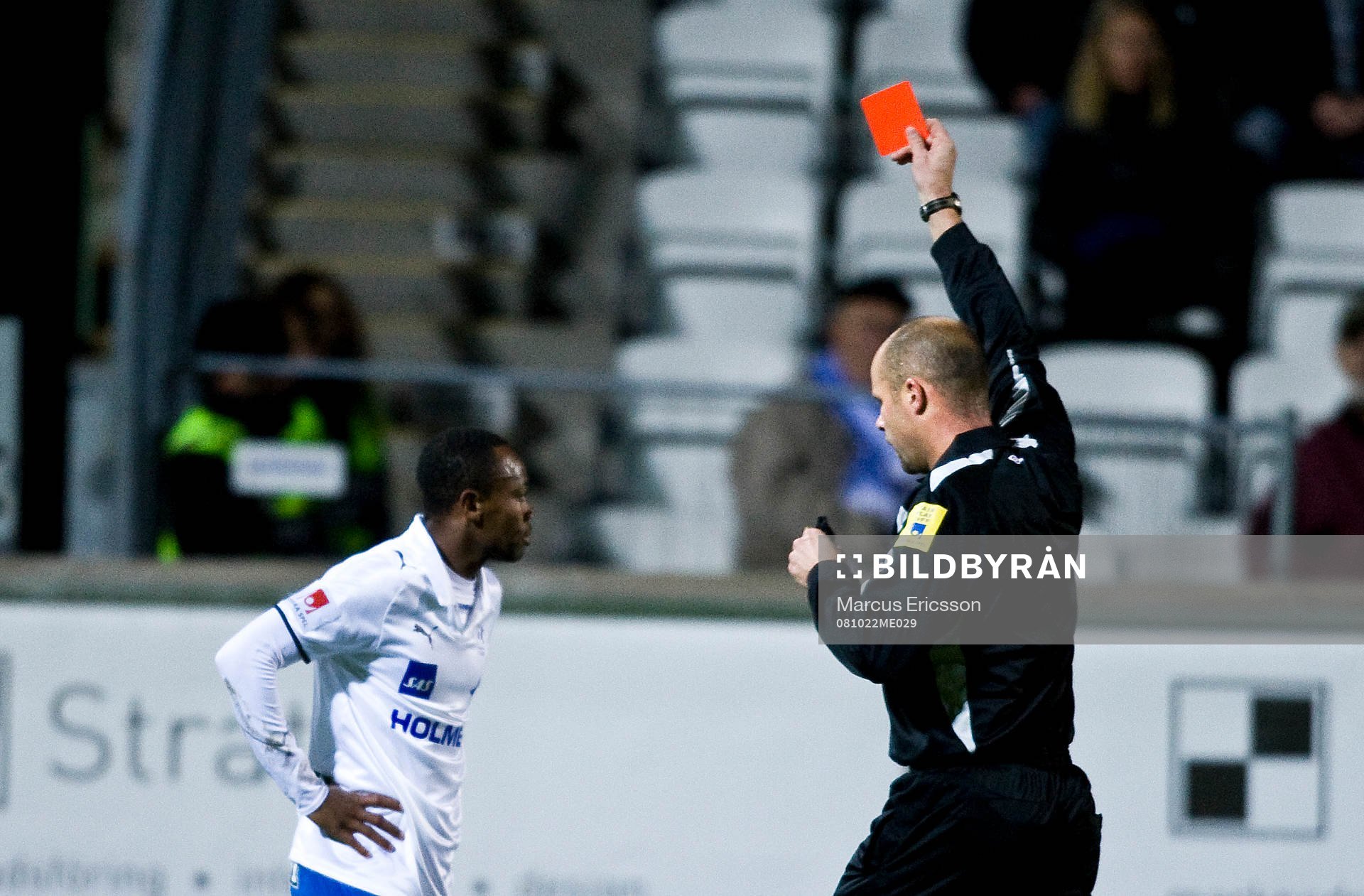 Kevin Amuneke, Norrköping, får rött kort av Martin