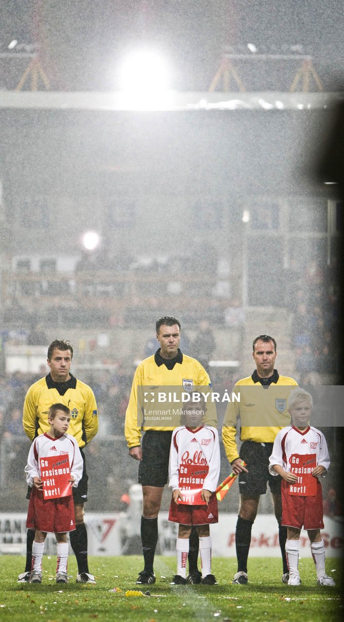 Martin Ingvarsson, domare, flankerad av Peter Martinsson