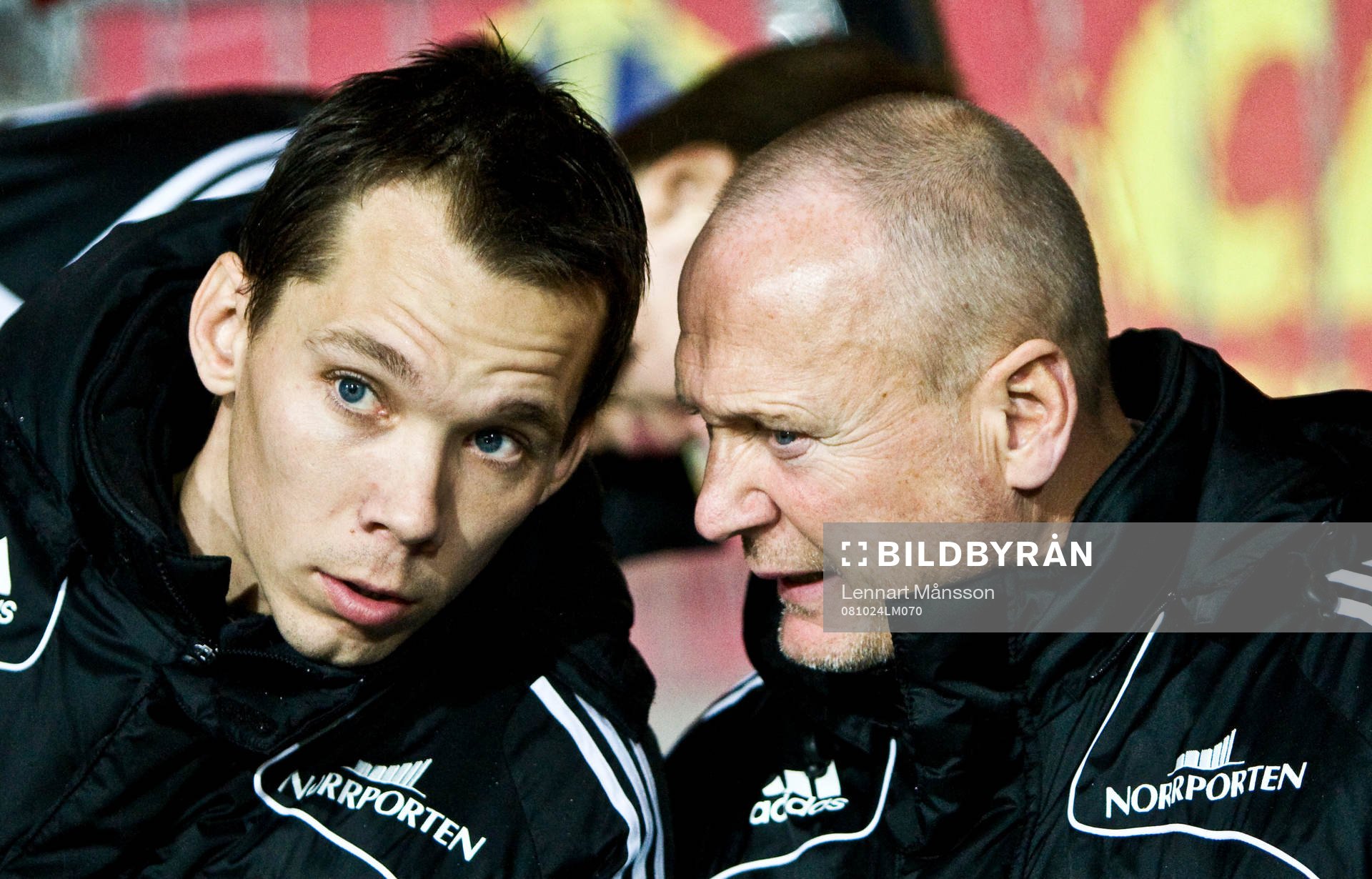 Sören Åkeby, tränare samtalar med Fredric Lundqvist,
