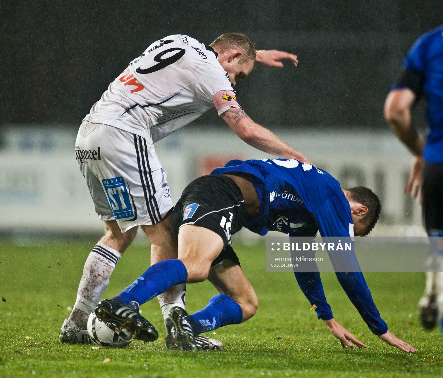  Närkamp, tackling, genre. Hannes Sigurdsson tacklar Tim Sparv