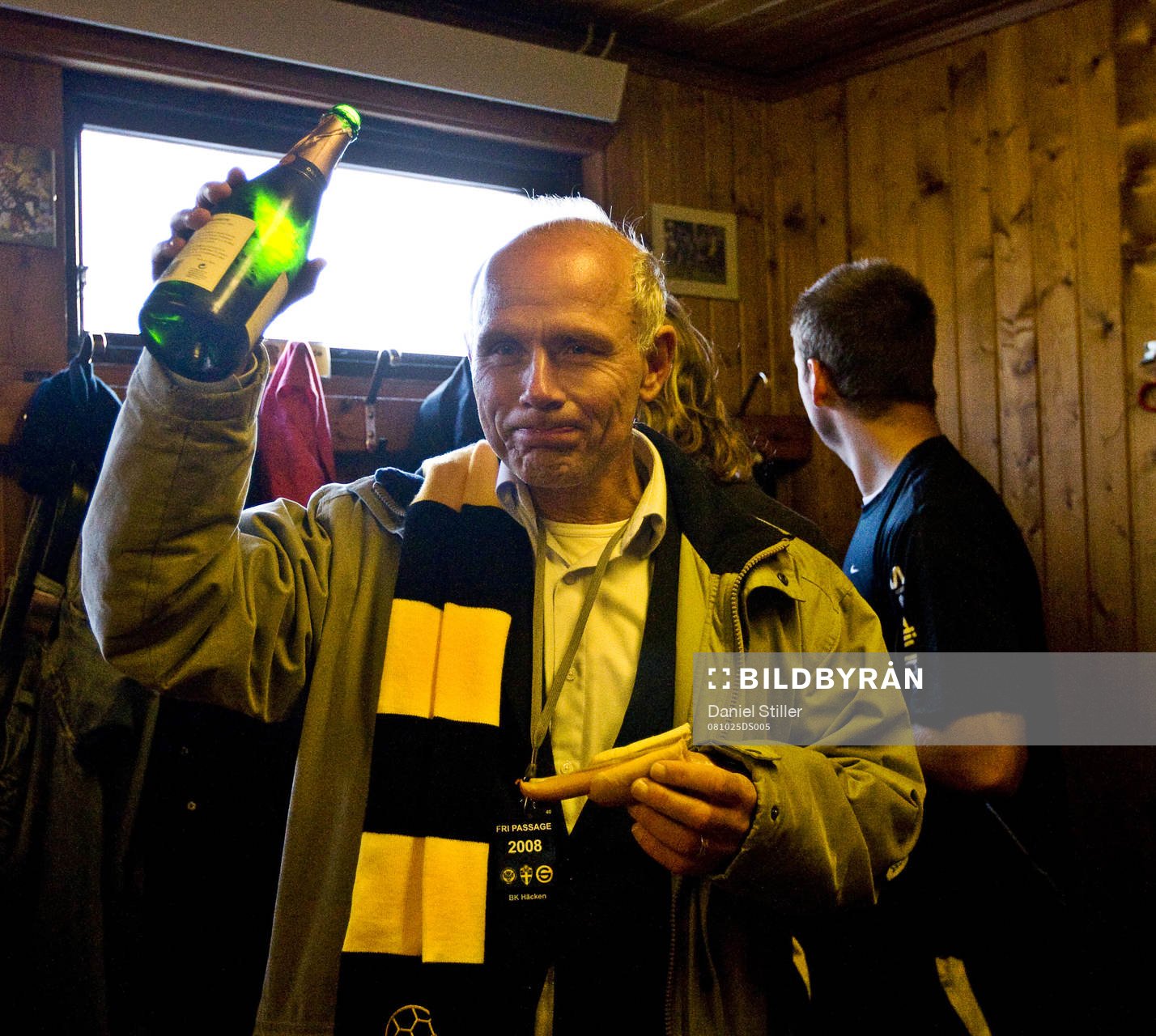  Häckens Dennis Andersson firar med skumpa och korv